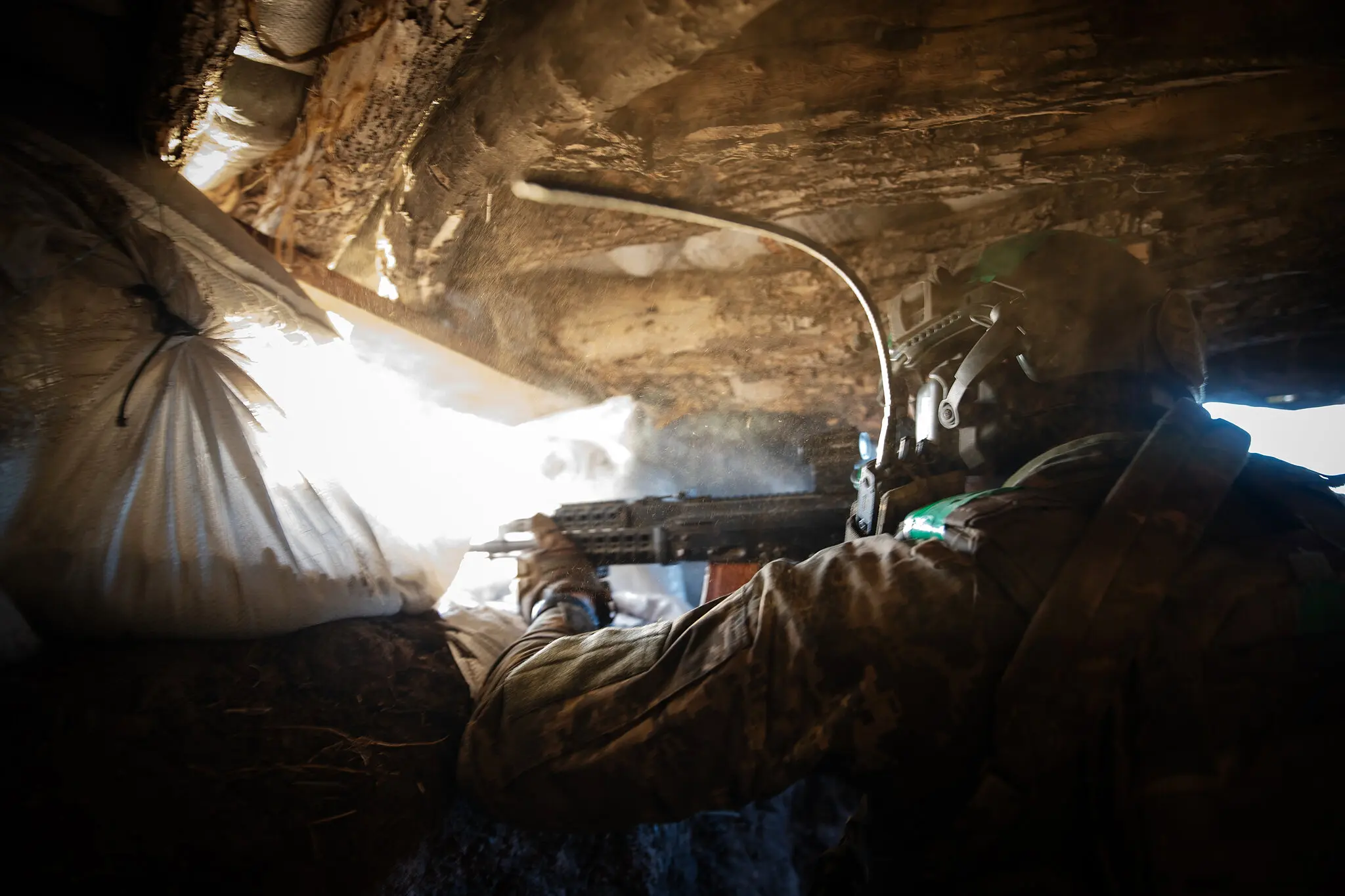 Піхотинці ведуть вогонь у відповідь зі свого бункера.